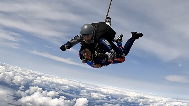 sarah evans skydive1